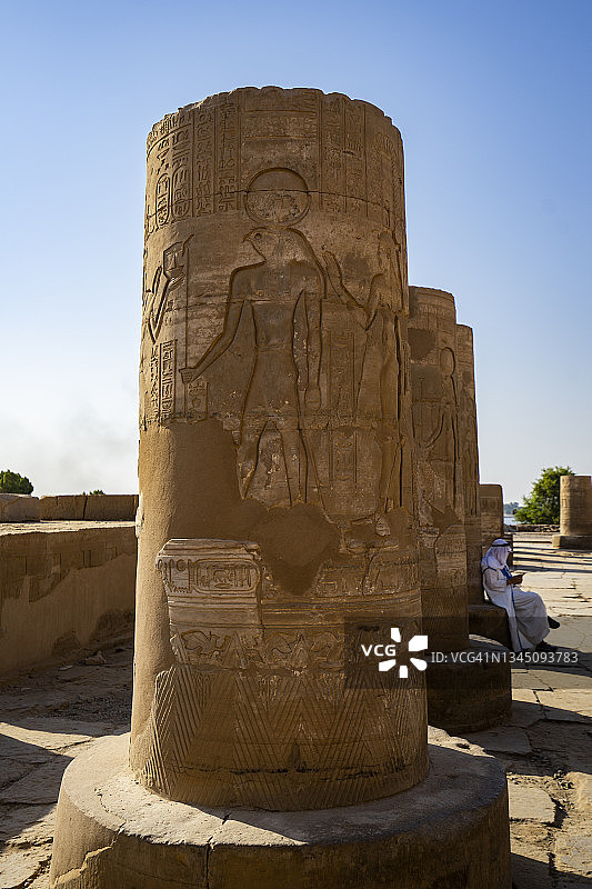 埃及埃德夫神庙索贝克神庙的象形文字柱遗址，埃及卢克索图片素材