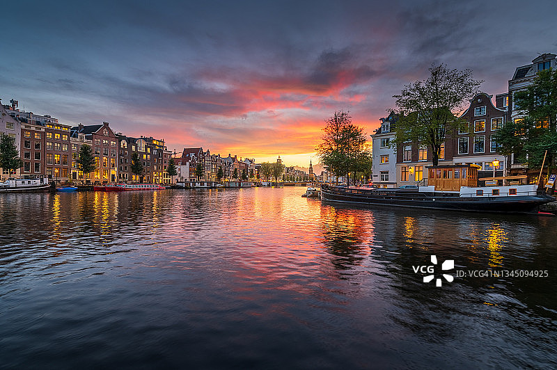 荷兰阿姆斯特丹壮丽的日落色彩图片素材