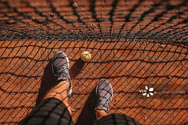 运动鞋、网球和网球网的阴影图片素材