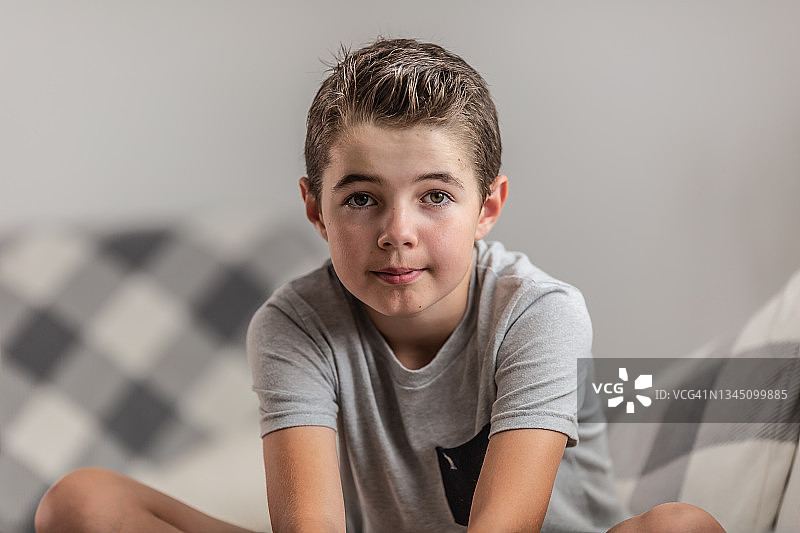 棕色头发和棕色眼睛的英俊男孩的肖像图片素材