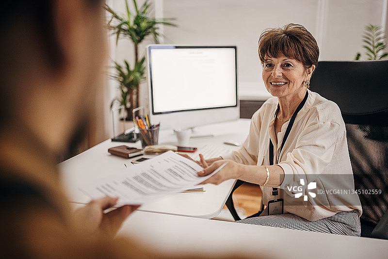 与同事在一起的女经理图片素材