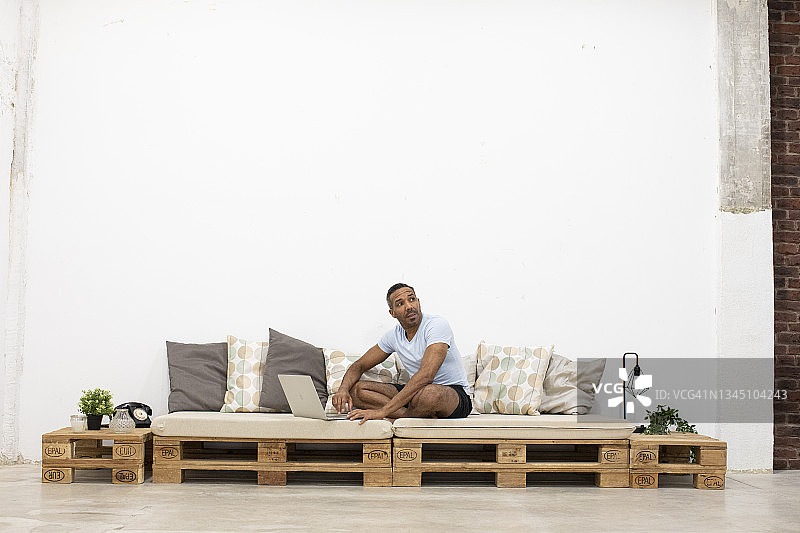 在家用笔记本电脑工作的年长男人，有胡须图片素材