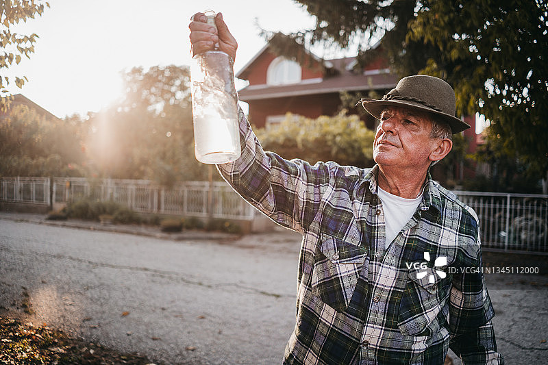 用于酿造白兰地的传统自制酿酒厂图片素材