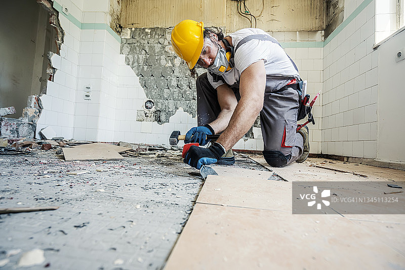 工人正在使用锤子图片素材