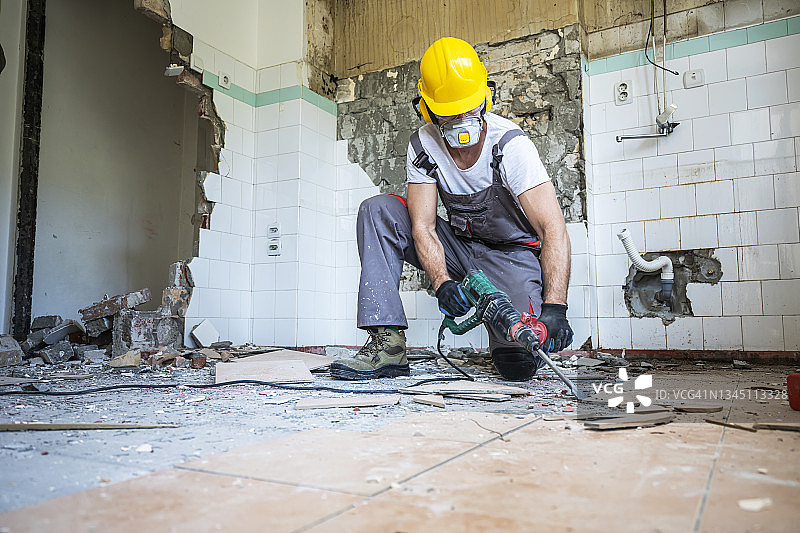 工人使用冲击钻图片素材