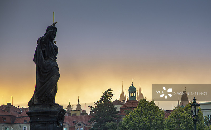 布拉格：查理大桥日落时分的宗教雕像图片素材