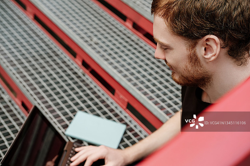 使用笔记本电脑的年轻络腮胡男子图片素材