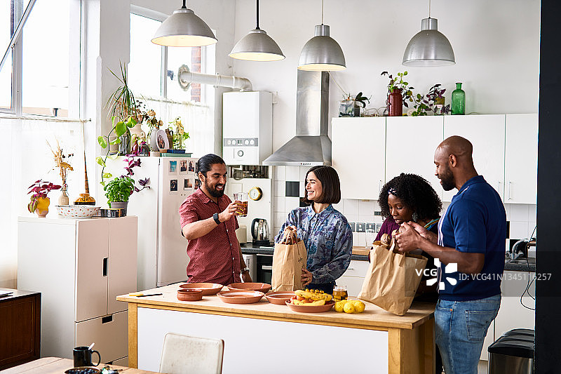 一群朋友在公寓里提供外卖食物图片素材