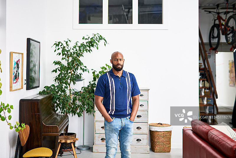 手插牛仔裤口袋的黑人男人图片素材