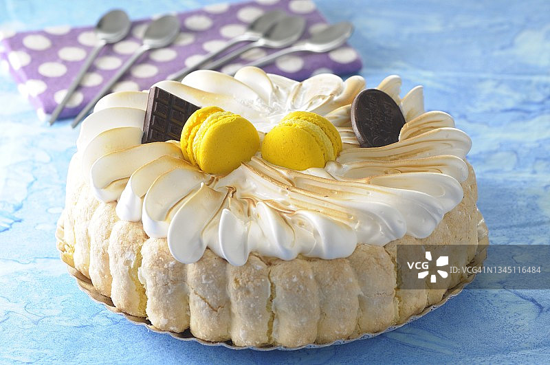 蛋白酥皮和柠檬马卡龙装饰的柠檬夏洛特蛋糕图片素材