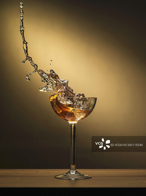 冰块飞溅的鸡尾酒图片素材