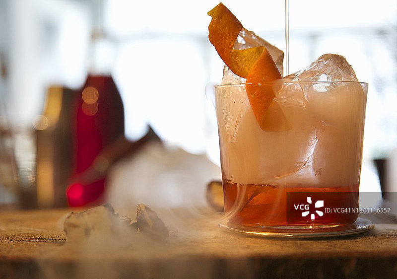 酒吧里加了干冰的内格罗尼酒图片素材