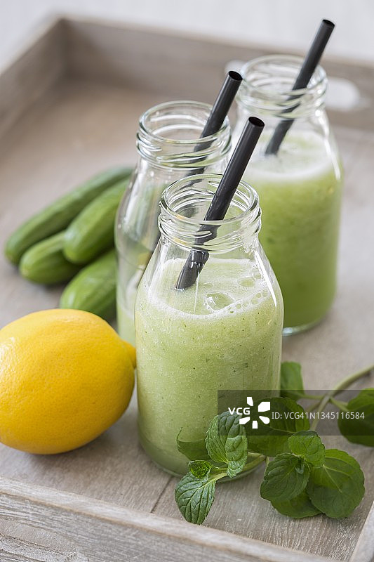 柠檬薄荷冷黄瓜汤图片素材