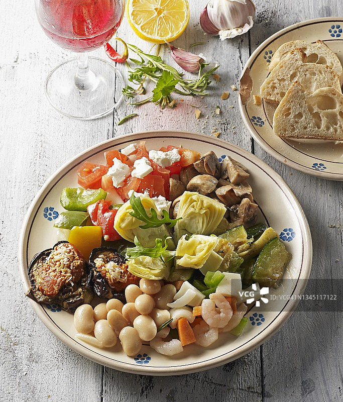 意式开胃菜拼盘配面包红酒图片素材