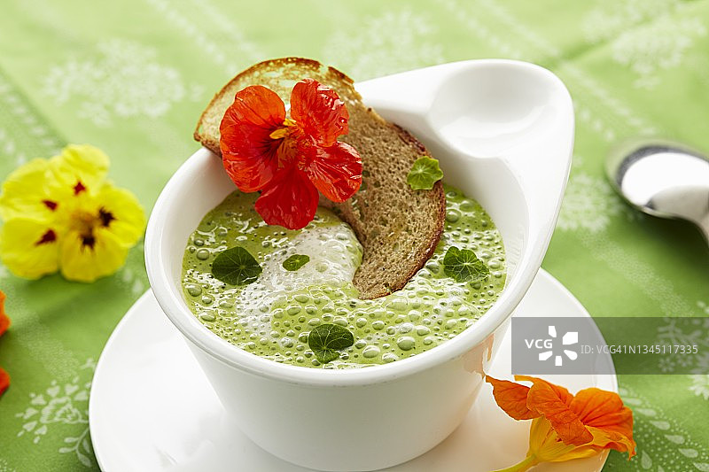 搭配黑面包脆片的泡沫旱金莲汤图片素材