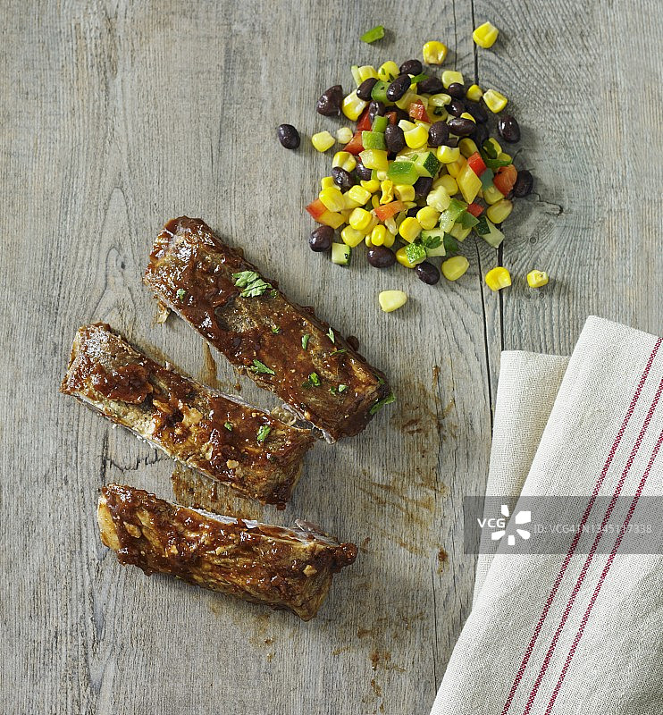 豆类甜玉米沙拉佐排骨图片素材