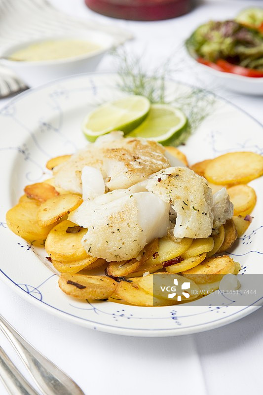 炸鱼配炸土豆和蘑菇酱图片素材