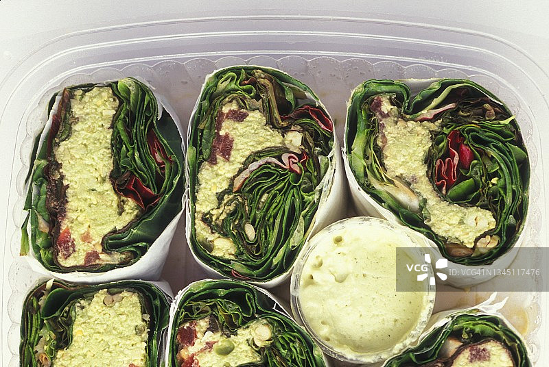装在塑料容器中的蔬菜卷图片素材