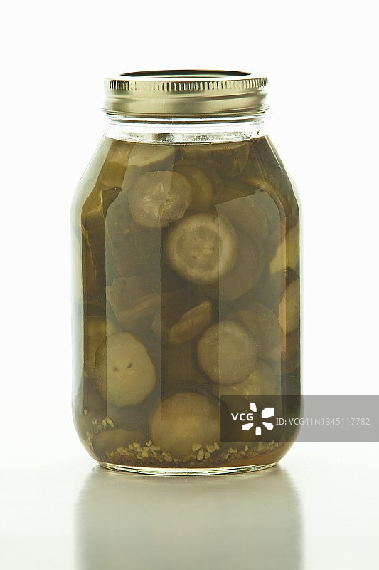 螺旋盖罐中的自制腌菜图片素材