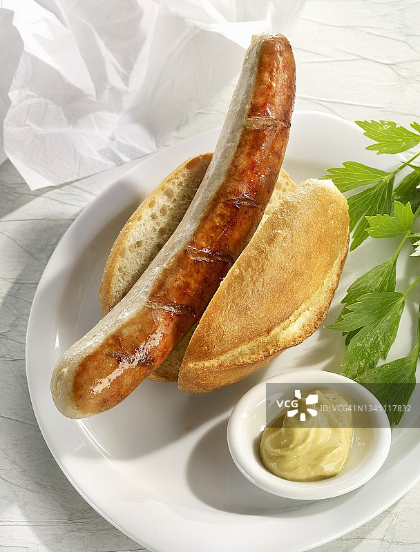 夹着芥末的图林根香肠卷图片素材