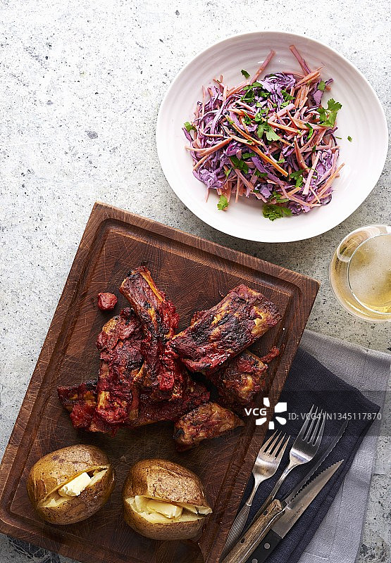 卡津香料炖烤羊腿配烤土豆和凉拌卷心菜图片素材