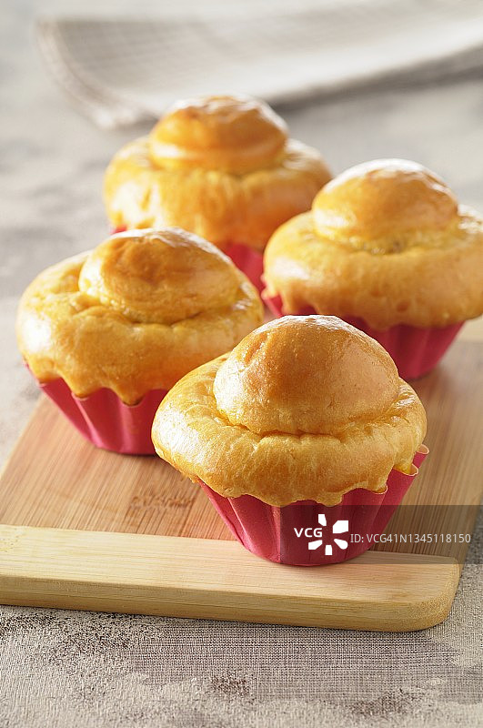 红色盒子里的奶油面包图片素材