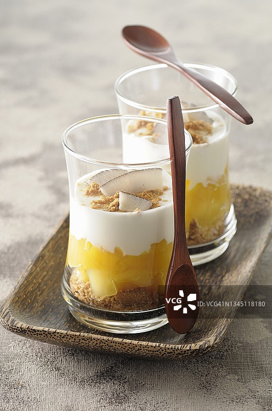 具有椰子的异域风情分层甜点图片素材