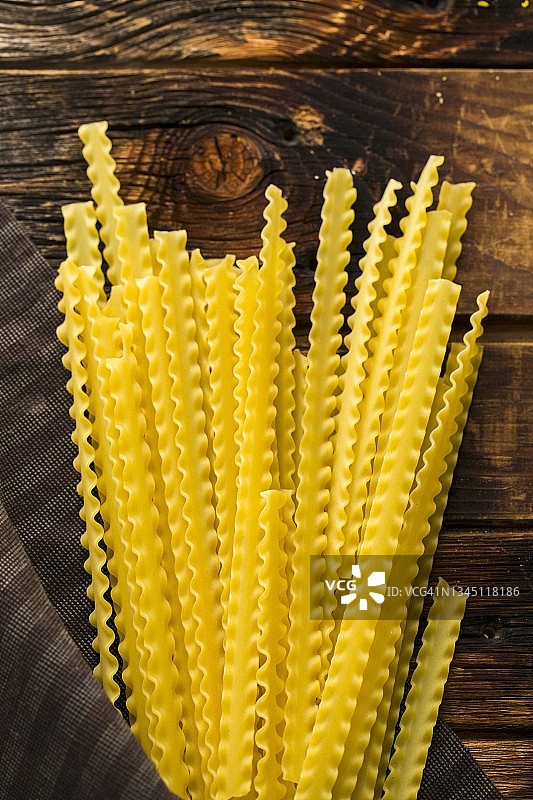 木质表面上的马法尔迪尼面条图片素材