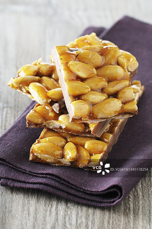 紫色布上的一堆杏仁牛轧糖图片素材