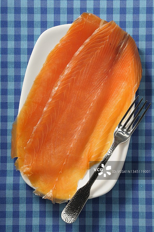 盘中两片烟熏三文鱼（俯视）图片素材