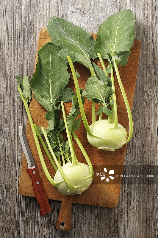 木制砧板上的两个新鲜球茎甘蓝（俯视）图片素材