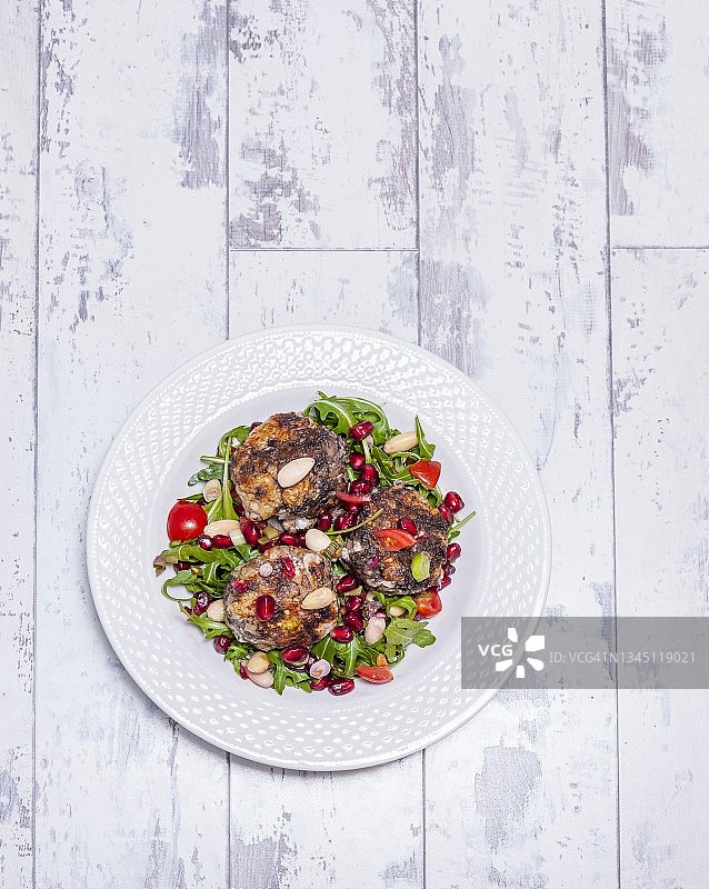 沙拉上的香辣火鸡杏汉堡图片素材