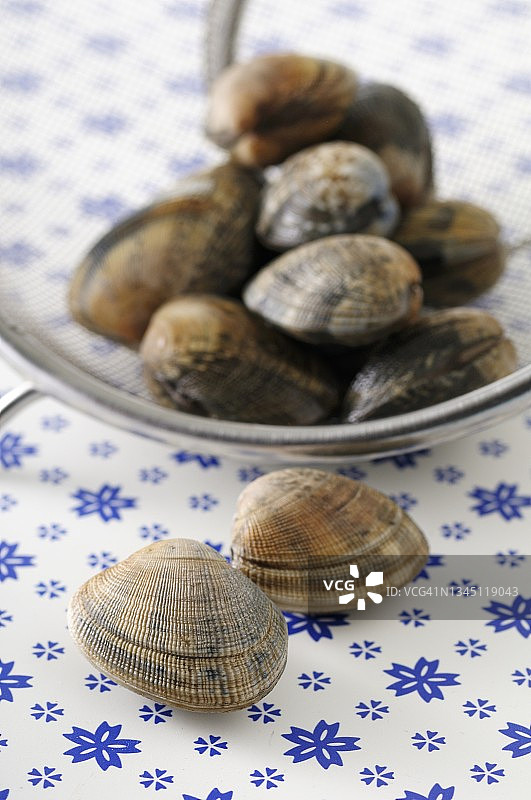 盘子里和旁边的蛤蜊图片素材