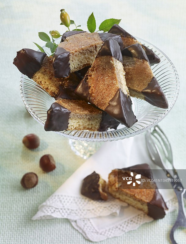 带黑巧克力酱的坚果角图片素材