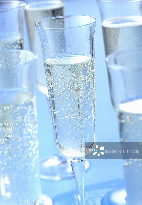 蓝色背景上的香槟酒杯图片素材