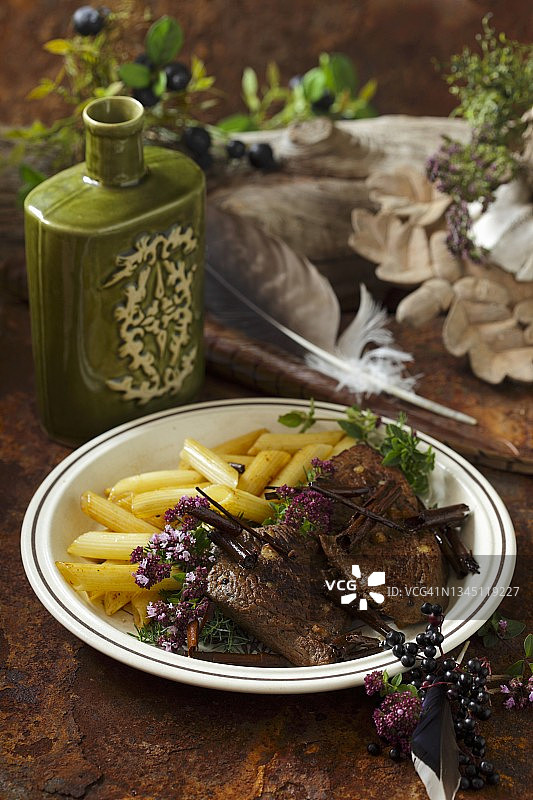 意面鹿肉图片素材