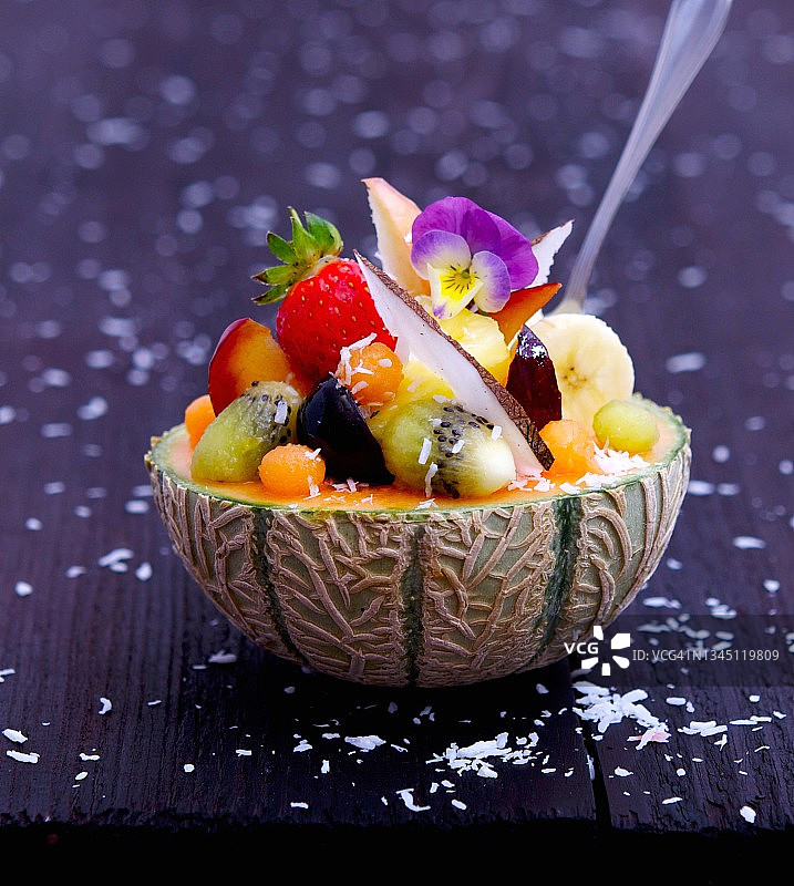 半个甜瓜盛放的水果沙拉图片素材