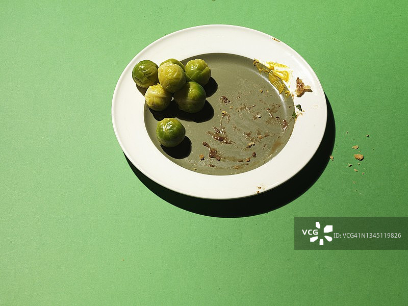 装有剩余球芽甘蓝的空盘子图片素材