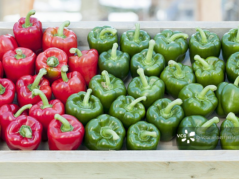 木制托盘里的红绿辣椒图片素材