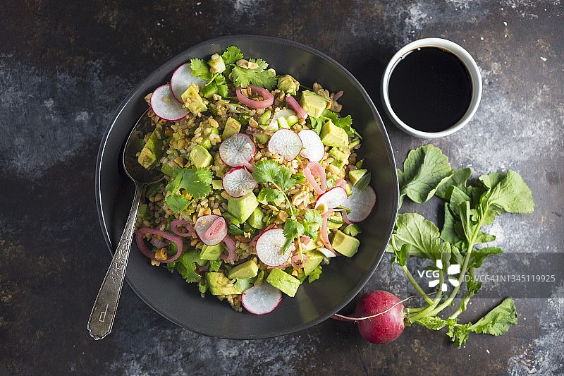 牛油果和萝卜米饭沙拉图片素材
