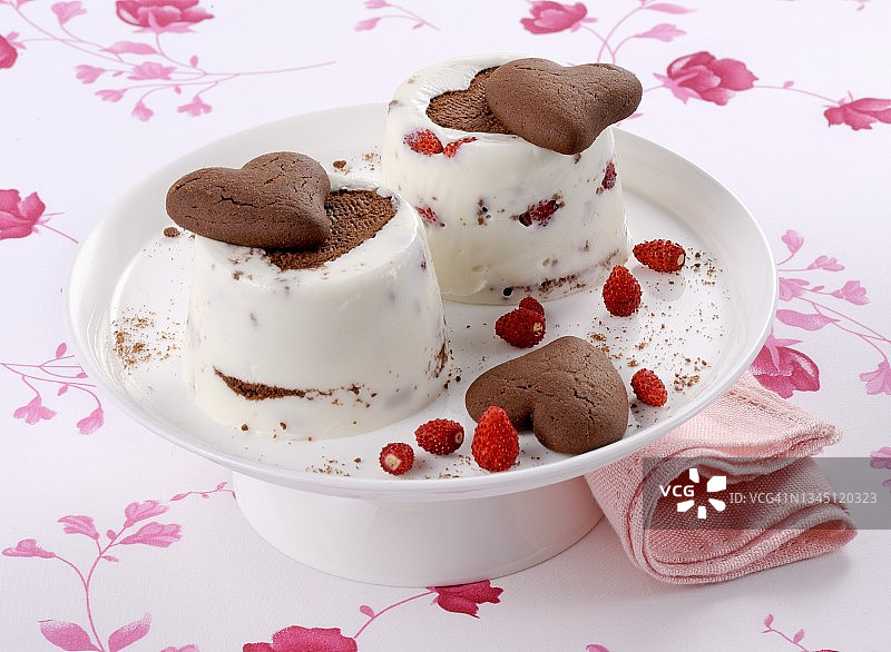 带有心形巧克力饼干的林地草莓甜点图片素材