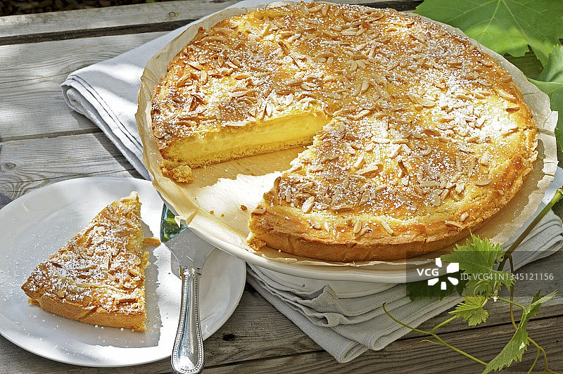 瑞可塔芝士香草布丁杏仁蛋糕切片图片素材