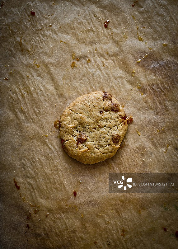 烘焙纸上的焦糖饼干图片素材