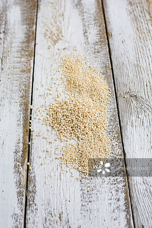 木制背景上的爆米苋和藜麦图片素材