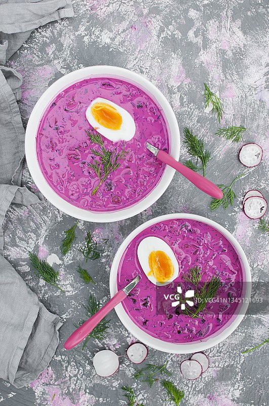 用酸牛奶、酸奶、酸奶油和甜菜根制成的冷汤配煮鸡蛋图片素材