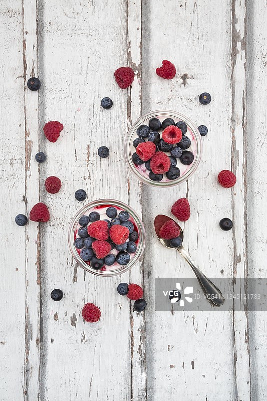 搭配水果冻、新鲜覆盆子和蓝莓的希腊酸奶图片素材