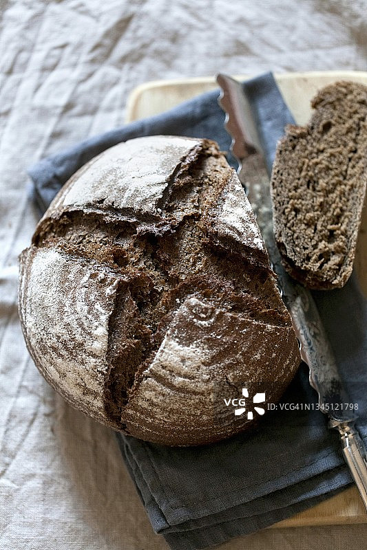 亚麻餐巾上的自制爱尔兰苏打面包图片素材