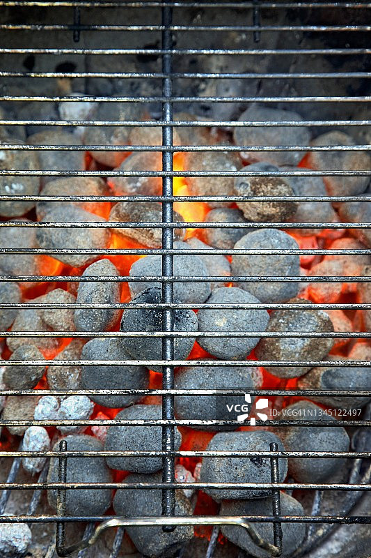 发光的热木炭煤球图片素材