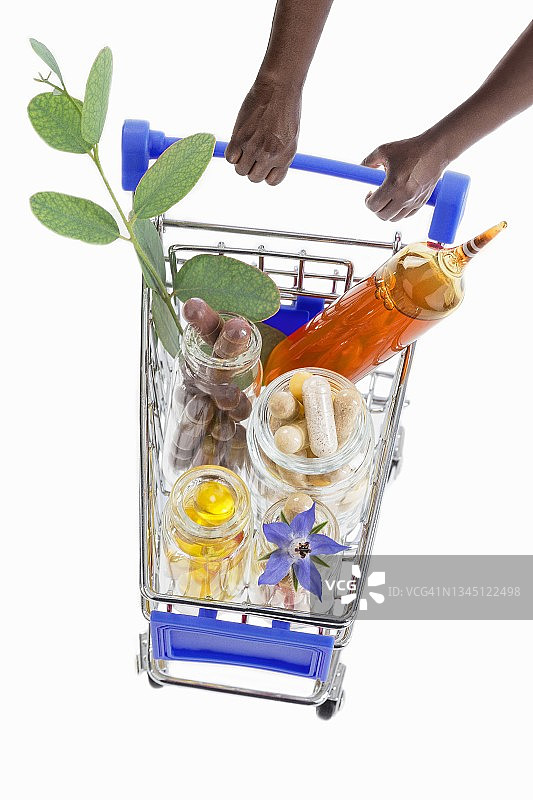 手推着装满药品的购物车图片素材