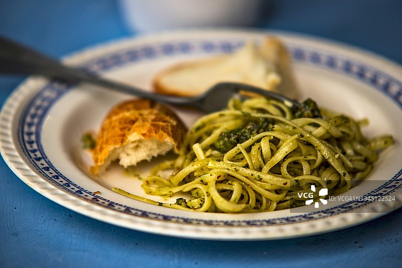 杏仁香蒜酱扁面条与白面包图片素材